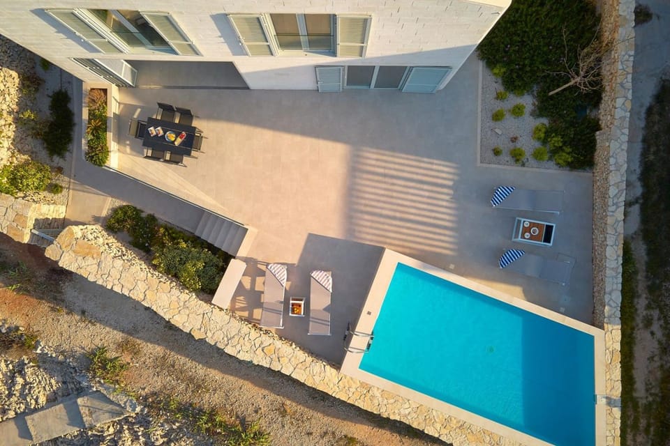 Property building, Patio, Day, Bird's eye view, Summer, Balcony/Terrace, Balcony/Terrace, Pool view, Sea view, Swimming pool, Swimming pool, Family, sunbed