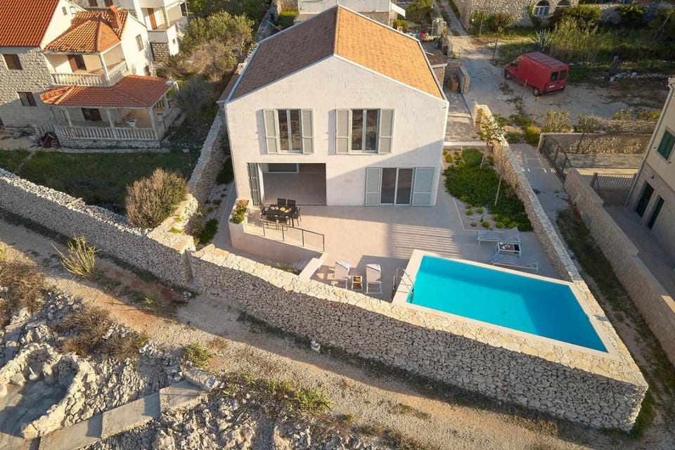 Property building, Day, Summer, Pool view, Swimming pool, Swimming pool, sunbed