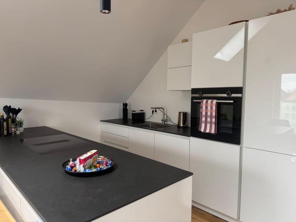 Coffee/tea facilities, Kitchen or kitchenette, stove, toaster