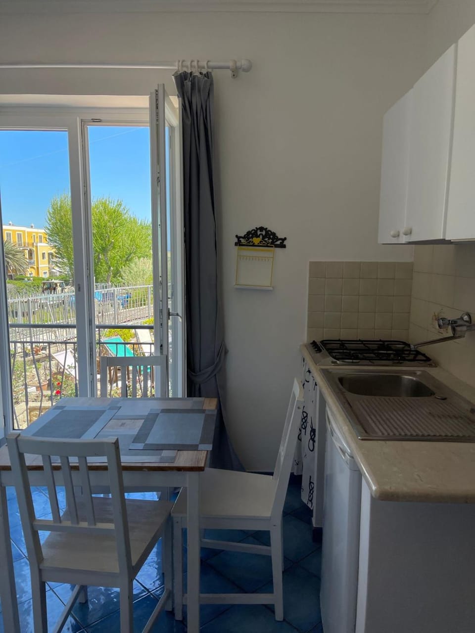 View (from property/room), Balcony/Terrace, Kitchen or kitchenette, Dining area, pet friendly, stove