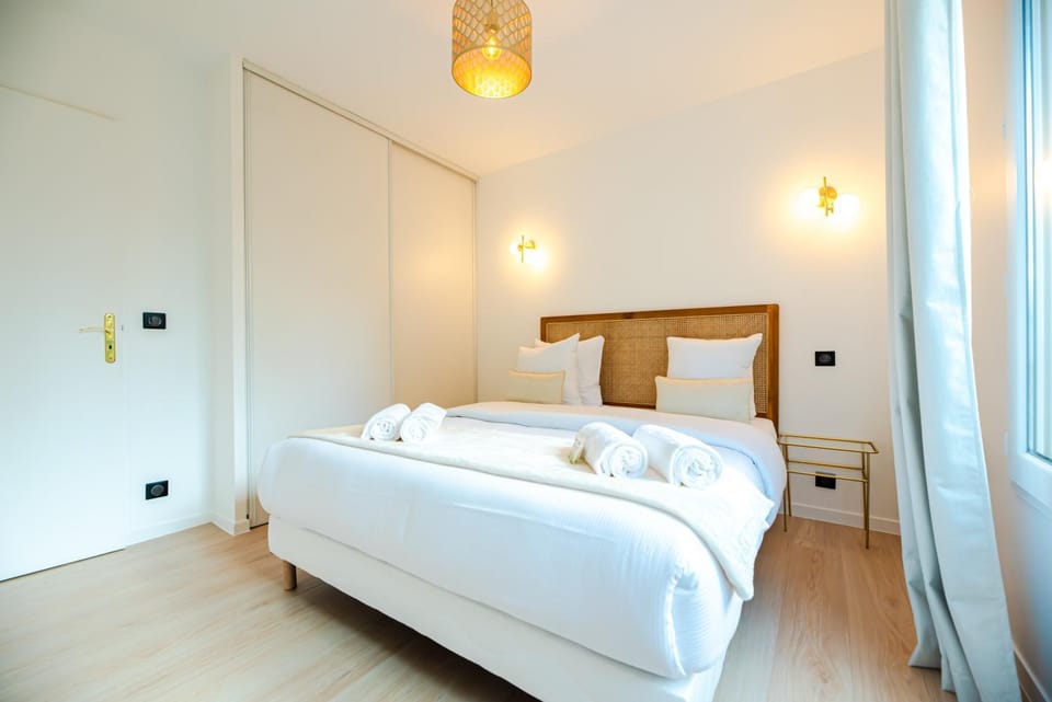Bed, Bedroom, towels, wardrobe