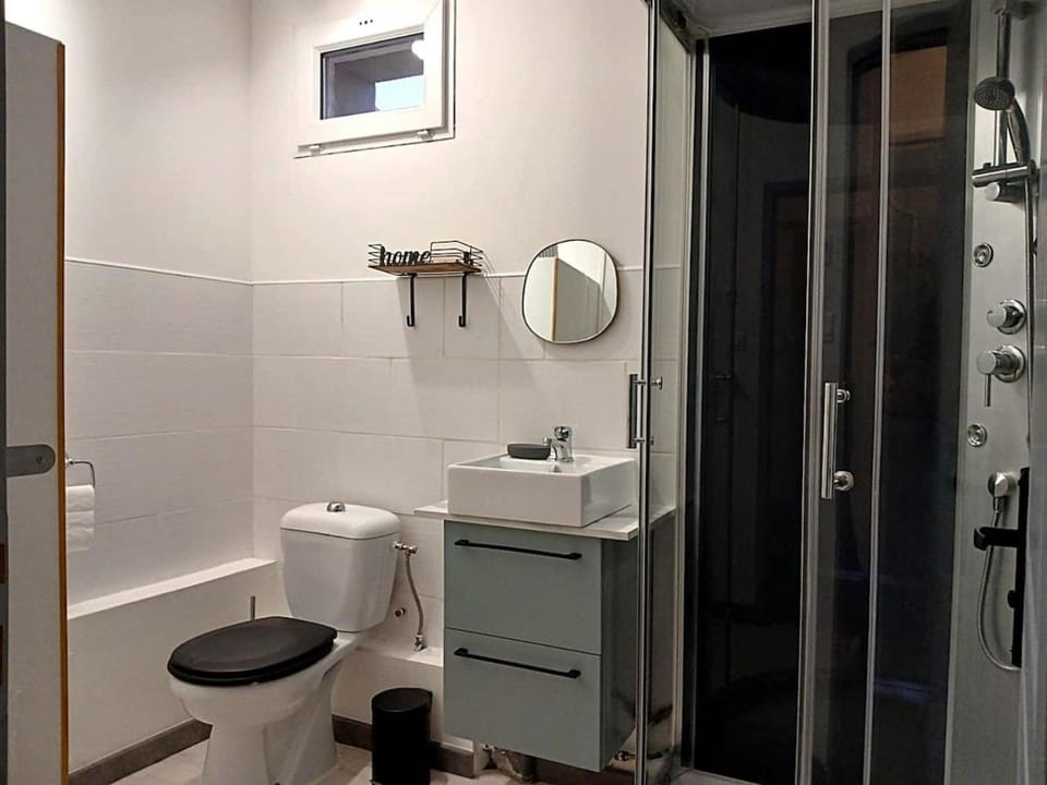 Shower, Toilet, towels