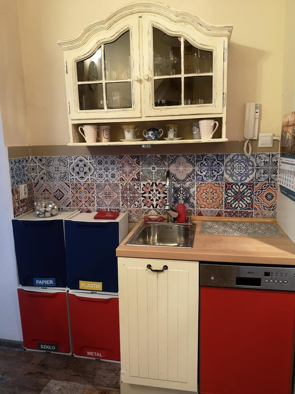 Kitchen or kitchenette, dishwasher