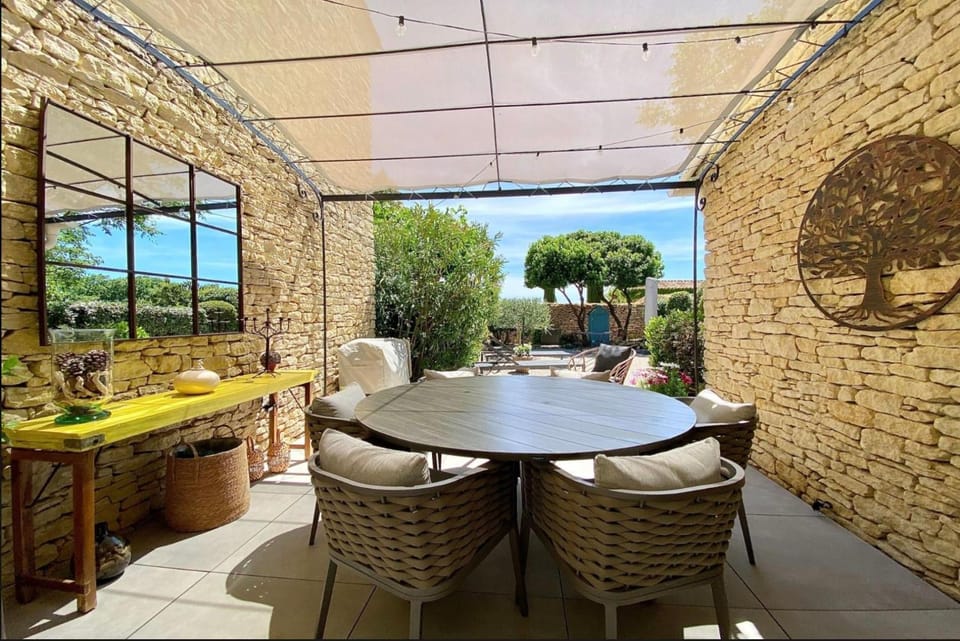 Day, Dining area