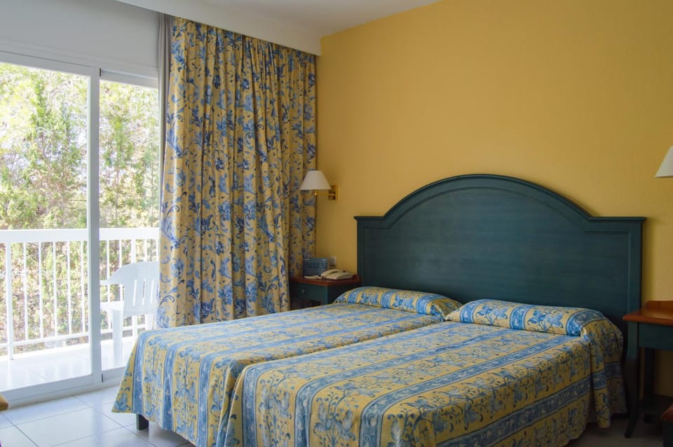 Bed, Balcony/Terrace, Photo of the whole room, Bedroom