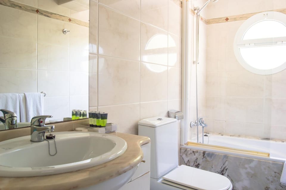 Shower, Toilet, Bathroom, Bath