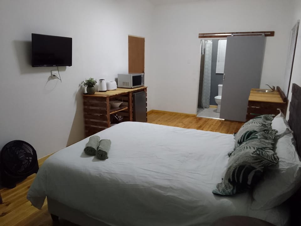 Bed, Kitchen or kitchenette, Photo of the whole room, Bedroom, towels