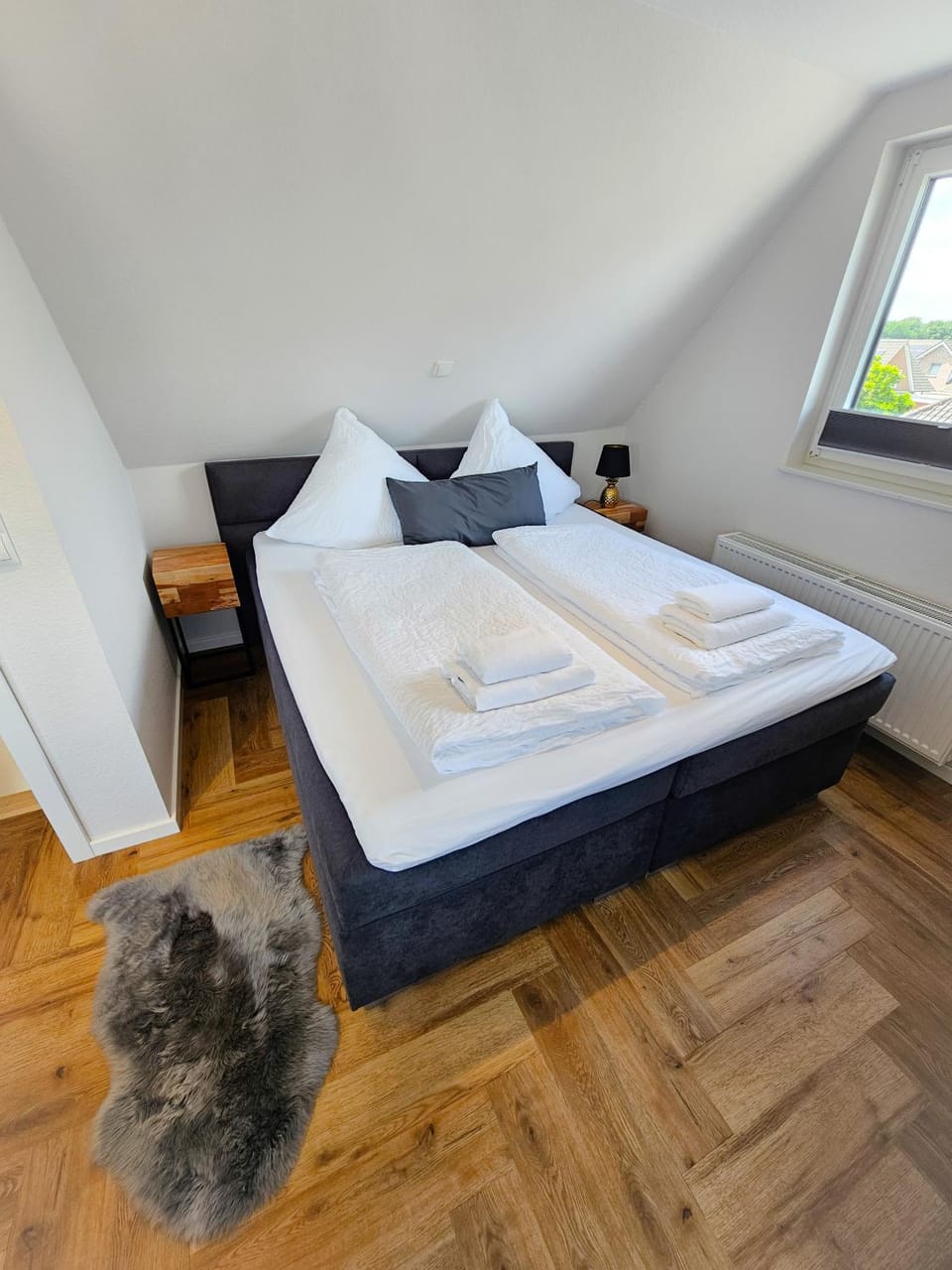 Bed, Bedroom, towels