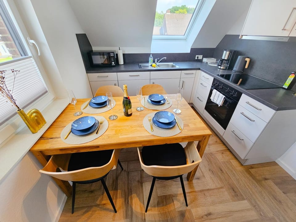 Coffee/tea facilities, Kitchen or kitchenette, Dining area, dishwasher, oven, stove, toaster