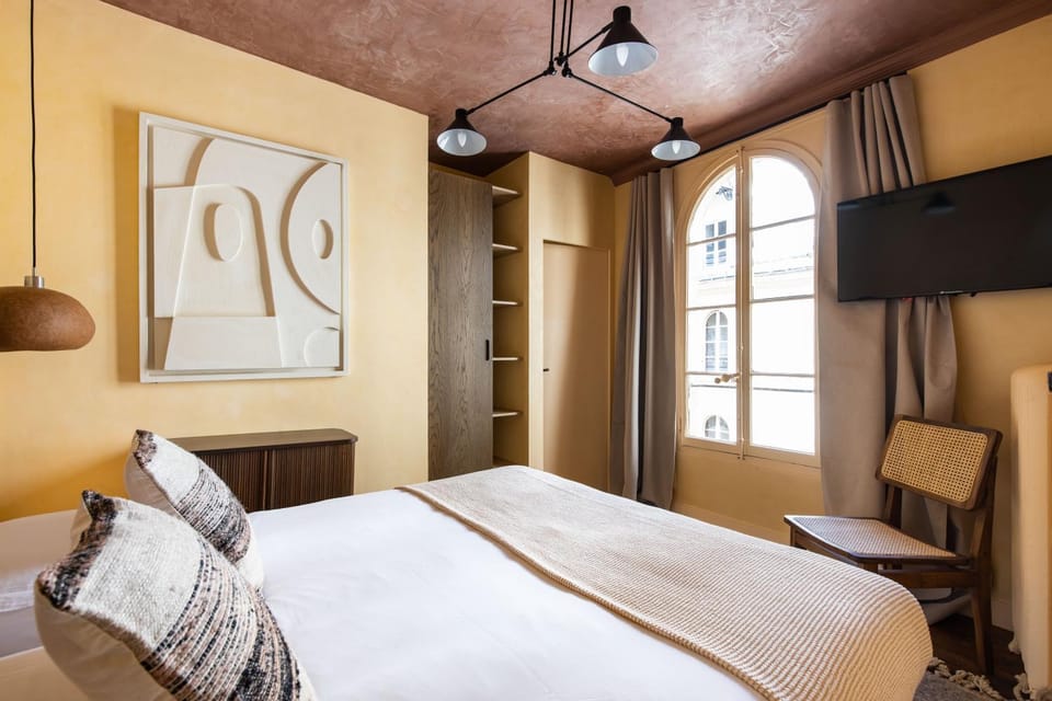 Bed, TV and multimedia, View (from property/room), Photo of the whole room, Bedroom, Inner courtyard view, wardrobe