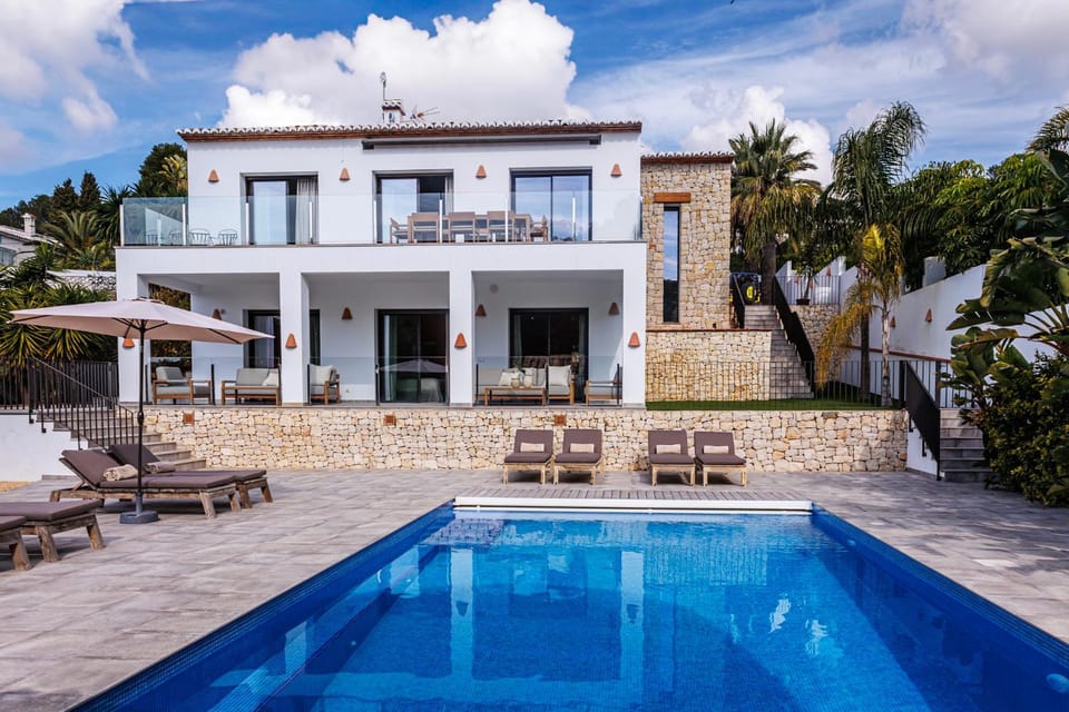 Property building, Garden, Swimming pool