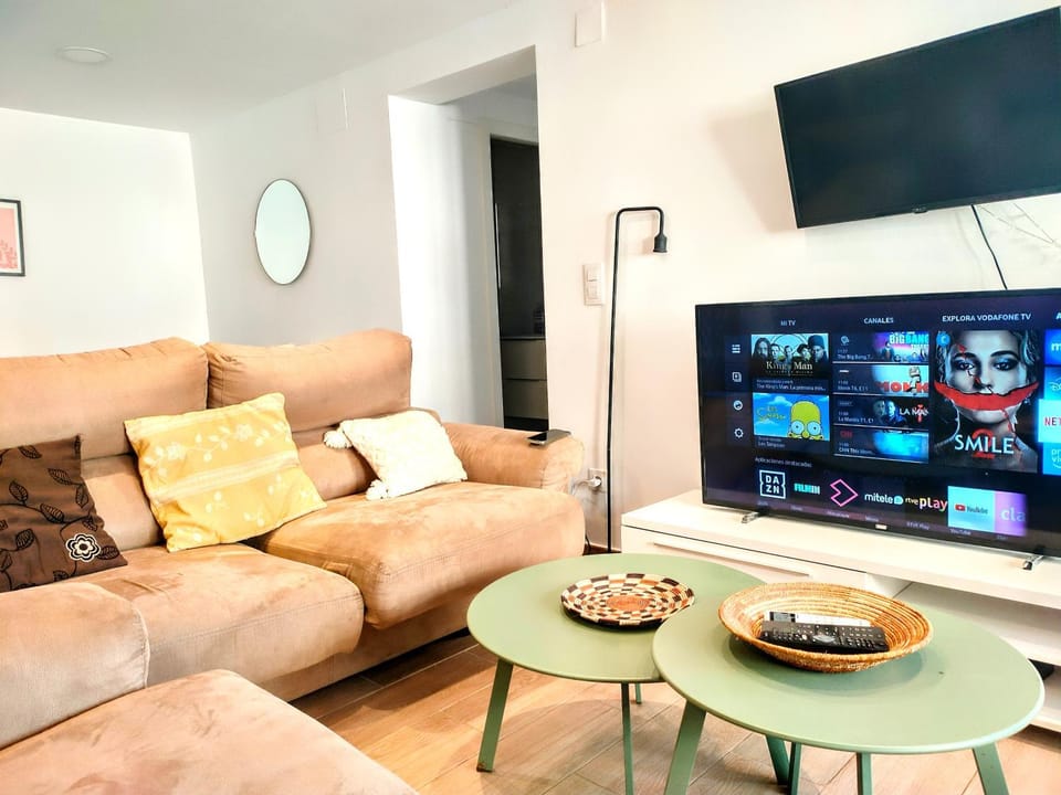 TV and multimedia, Living room, Food and drinks, Seating area, Dining area