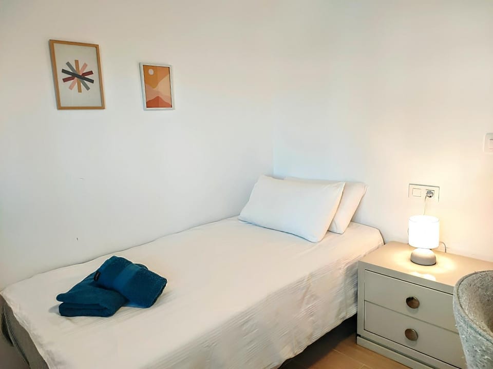 Bed, Bedroom, towels
