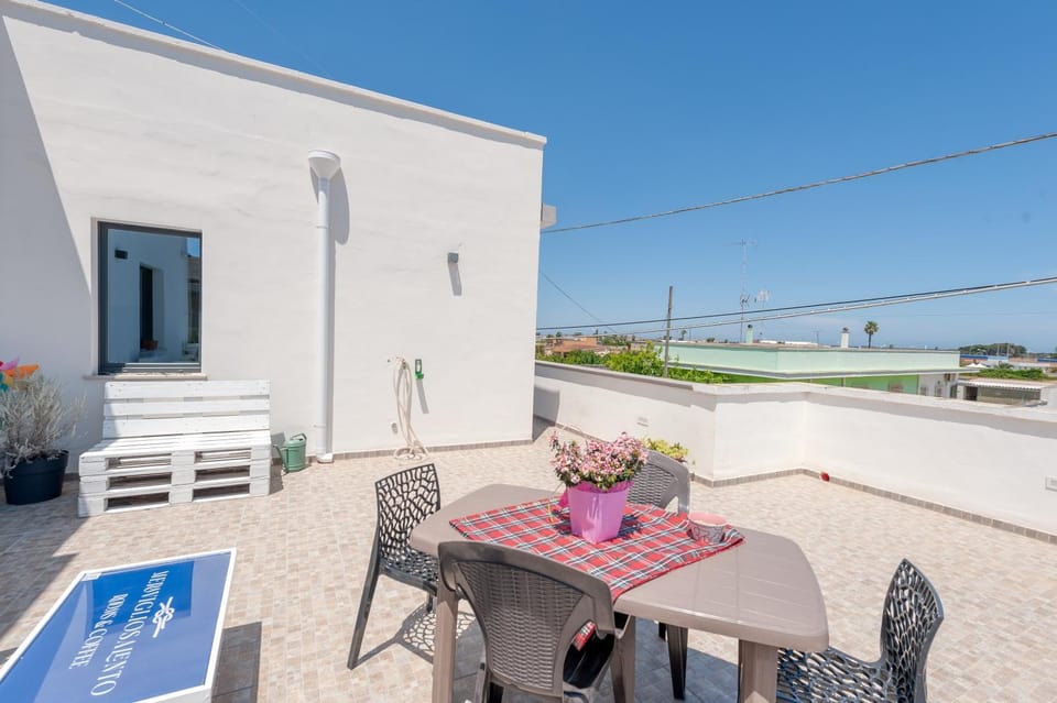 Property building, Balcony/Terrace, Living room