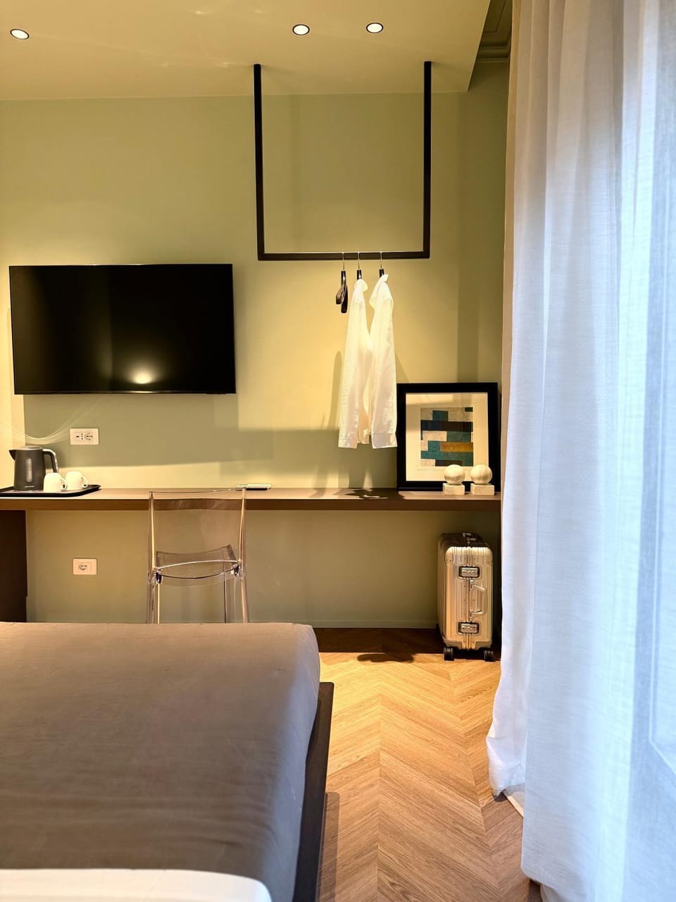 Bed, TV and multimedia, Photo of the whole room, Bedroom