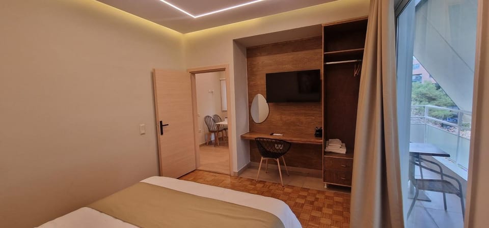 Bed, TV and multimedia, Photo of the whole room, Bedroom