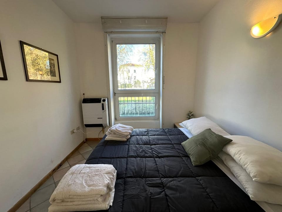 Bed, Living room, Photo of the whole room, Seating area, Bedroom, towels