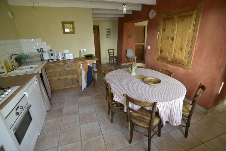 Coffee/tea facilities, Kitchen or kitchenette, Dining area, dishwasher, oven, stove, toaster