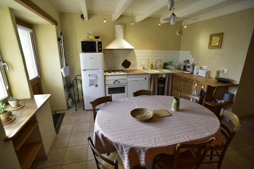 Coffee/tea facilities, Kitchen or kitchenette, Dining area, dishwasher, oven, stove, toaster