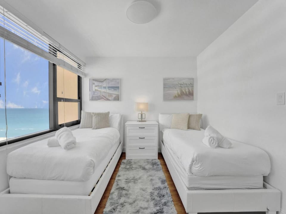 Lovely 2BR condo with Resort Access Gym and Pool 1608 Apartment in Miami Beach