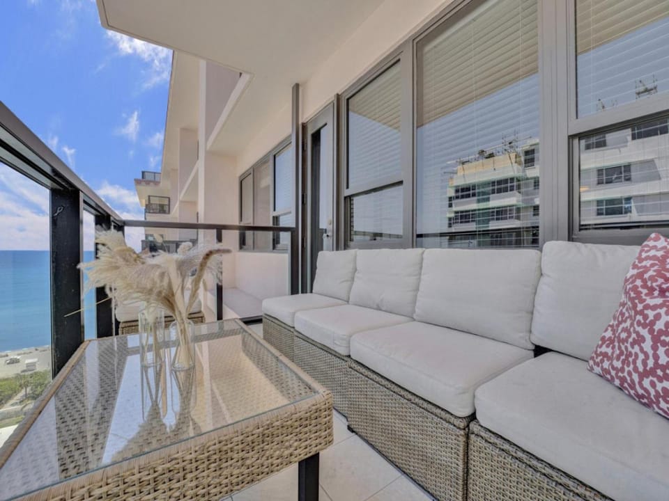 Lovely 2BR condo with Resort Access Gym and Pool 1608 Apartment in Miami Beach