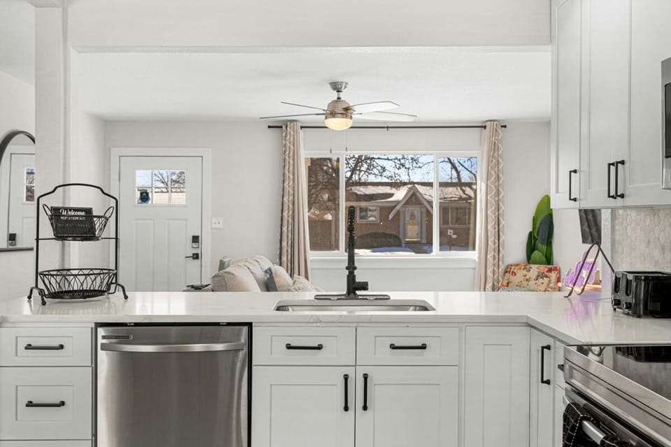 Modern Family Friendly Escape Central 5 Bedroom House in Thornton
