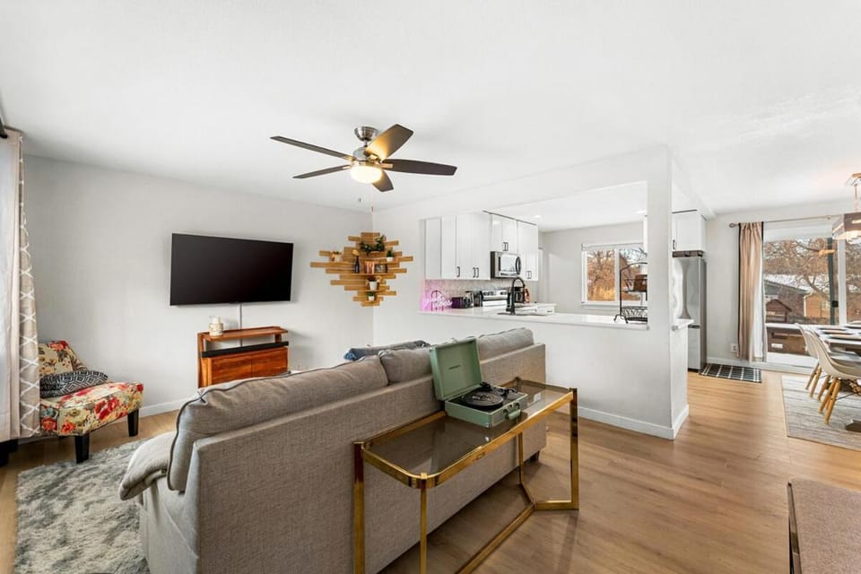 Modern Family Friendly Escape Central 5 Bedroom House in Thornton