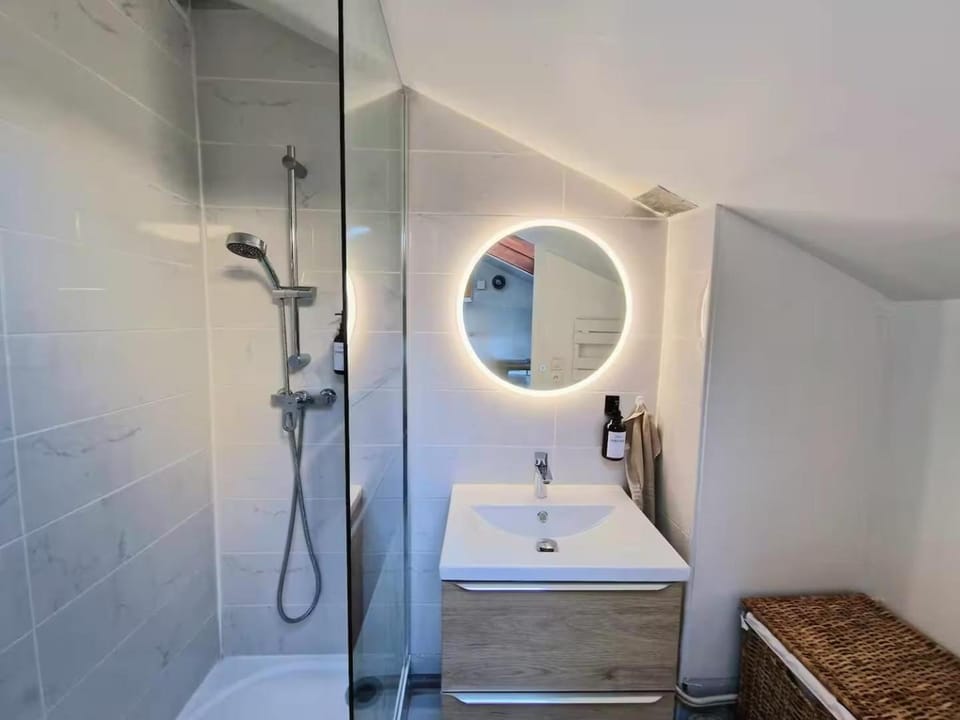 Shower, Bathroom, hair dryier, towels