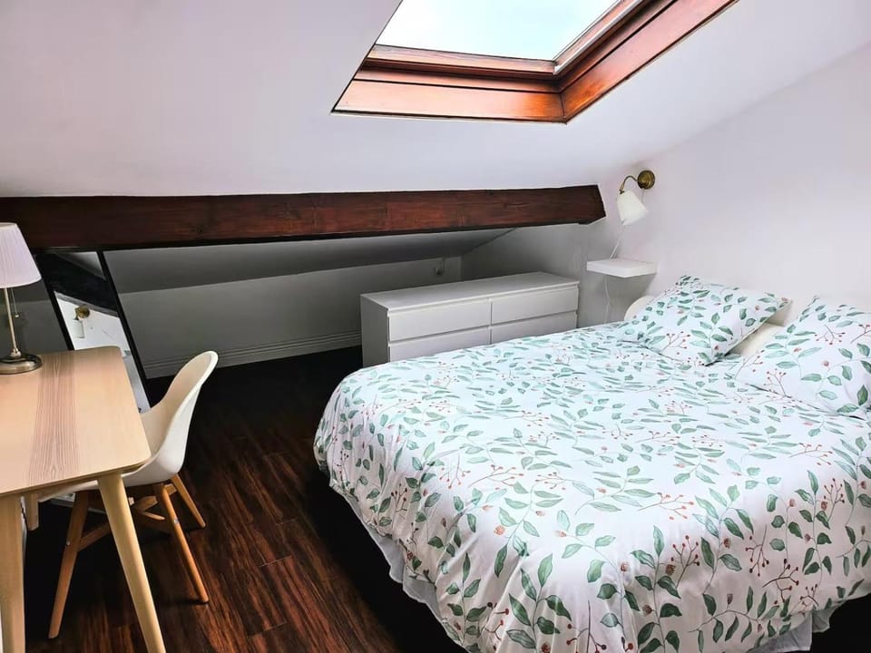 Bed, Photo of the whole room, Seating area, Bedroom