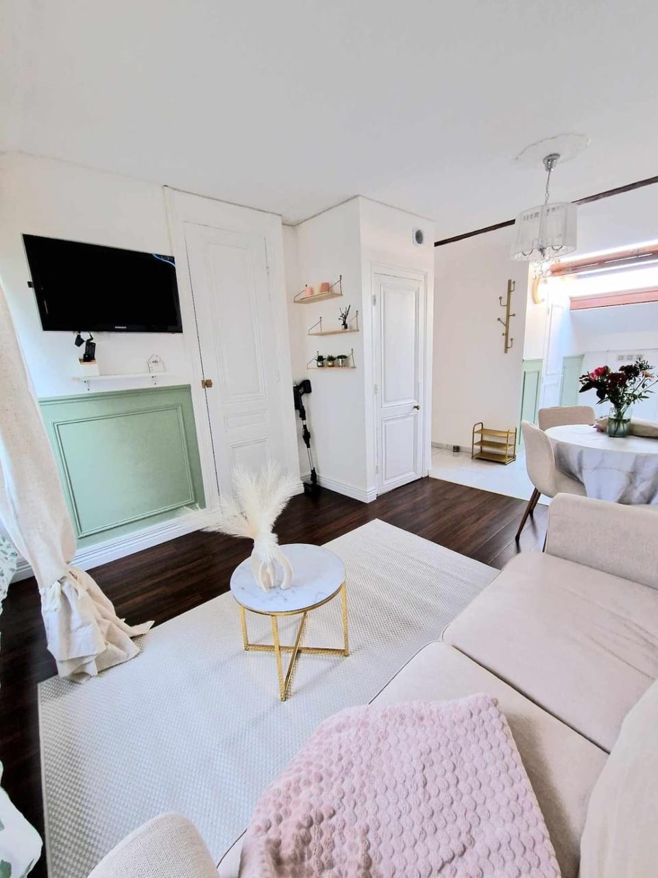 TV and multimedia, Living room, Seating area, Dining area