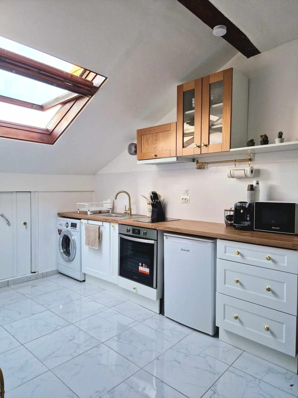 Kitchen or kitchenette, oven, stove, washing machine