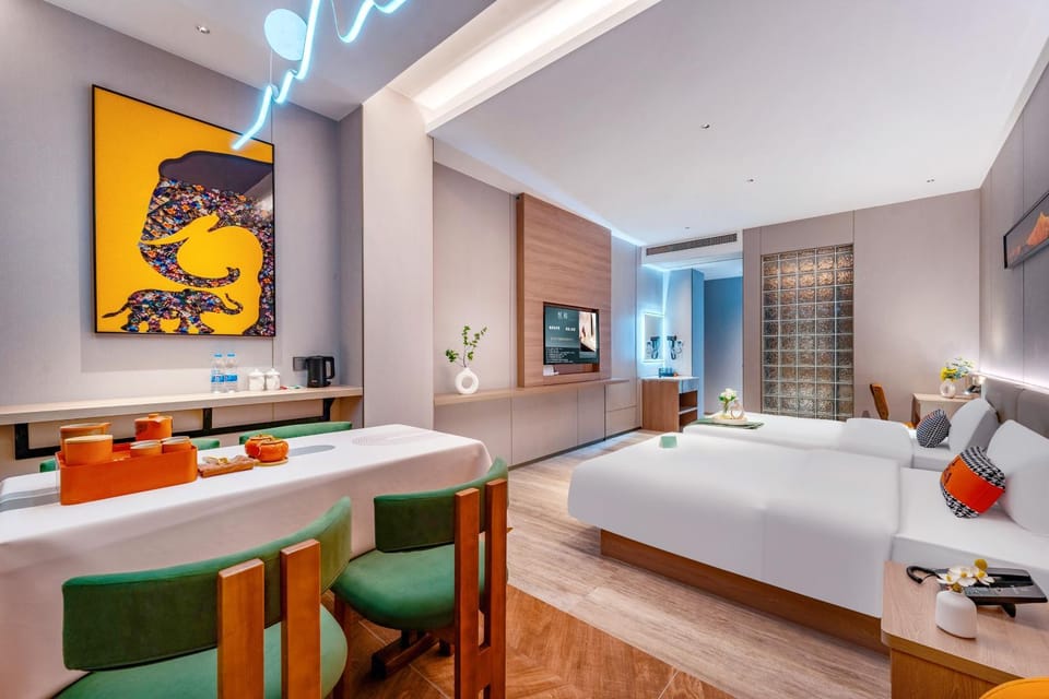 Bed, TV and multimedia, Living room, Photo of the whole room, Seating area, Bedroom
