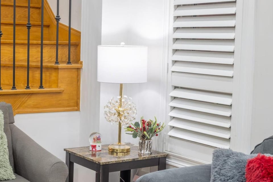 Beautiful Home by Toronto in Central Location House in Brampton