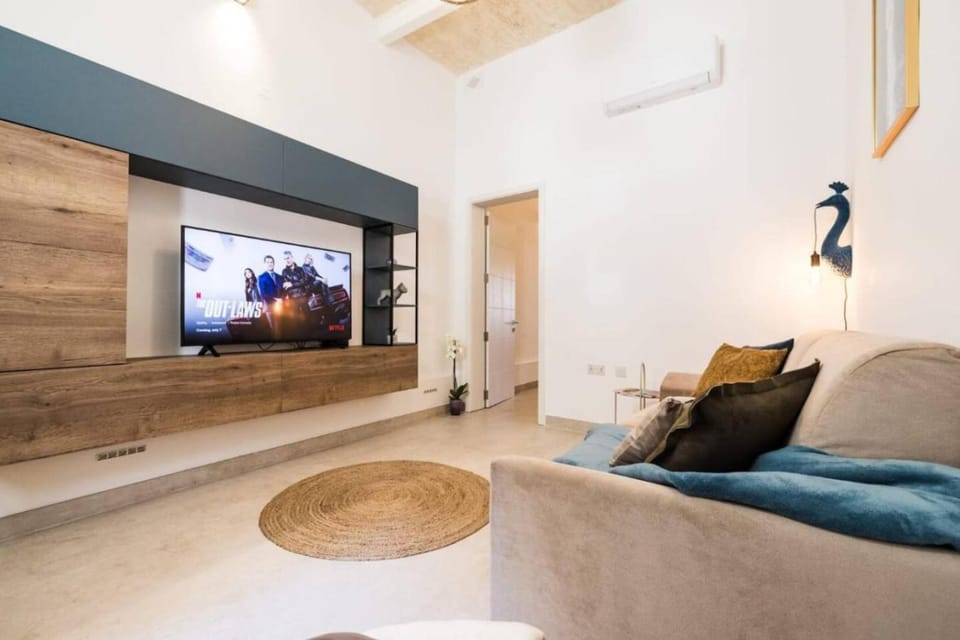 TV and multimedia, Living room, Seating area, Evening entertainment, air conditioner