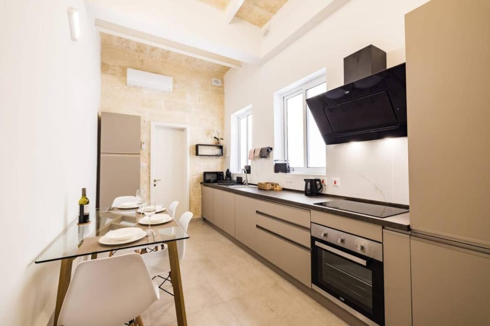 Coffee/tea facilities, Kitchen or kitchenette, Dining area, dishwasher, microwave, oven, stove, toaster