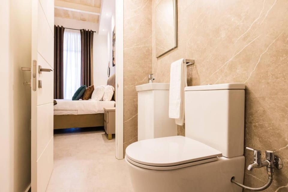 Toilet, Bed, Bathroom, Photo of the whole room, Bedroom, towels