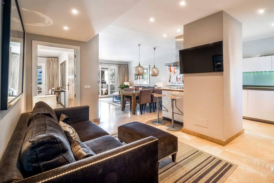 TV and multimedia, Kitchen or kitchenette, Living room, Seating area