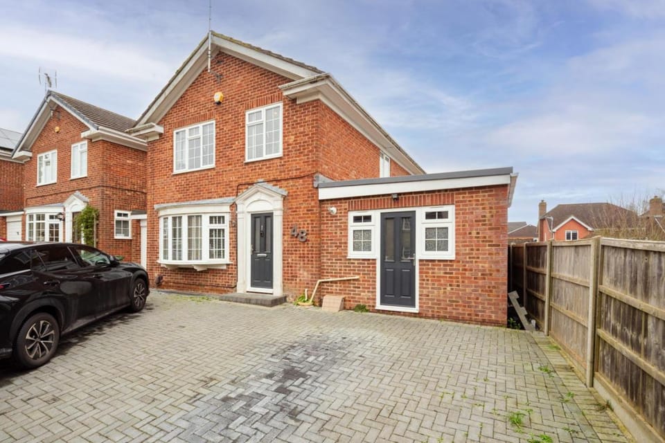Property building, Day, Neighbourhood, Street view, Parking