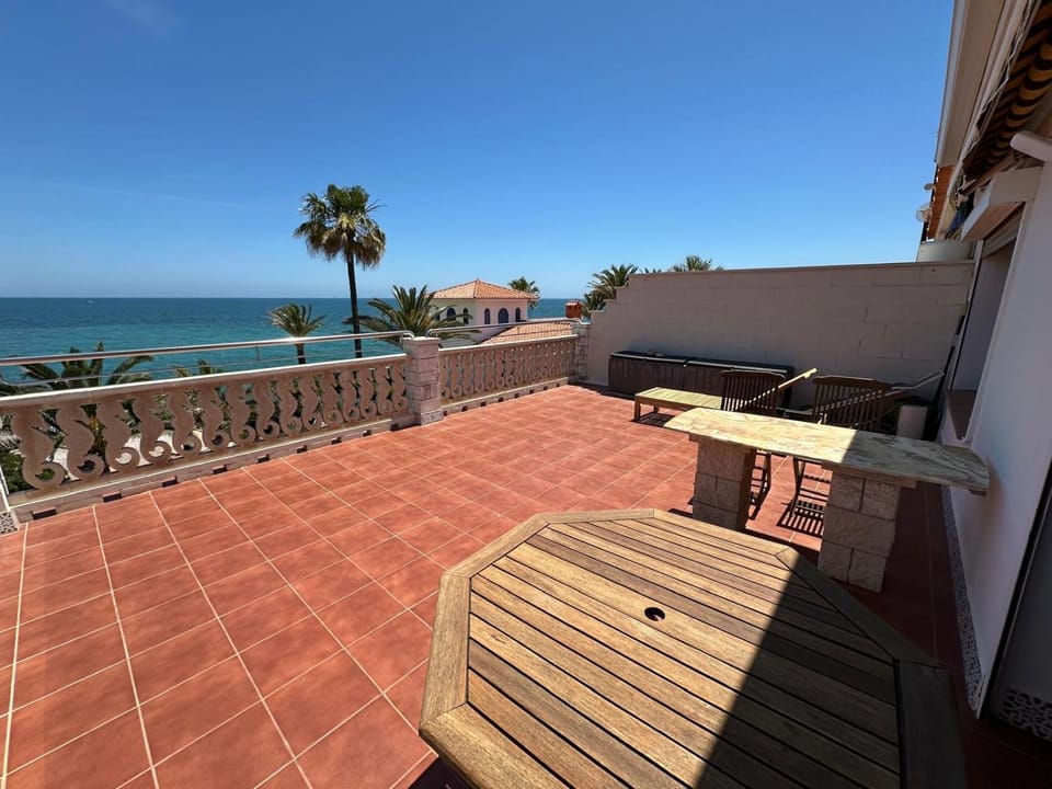 Atico la piramide en primera 1º línea de mar Apartment in Vinaròs