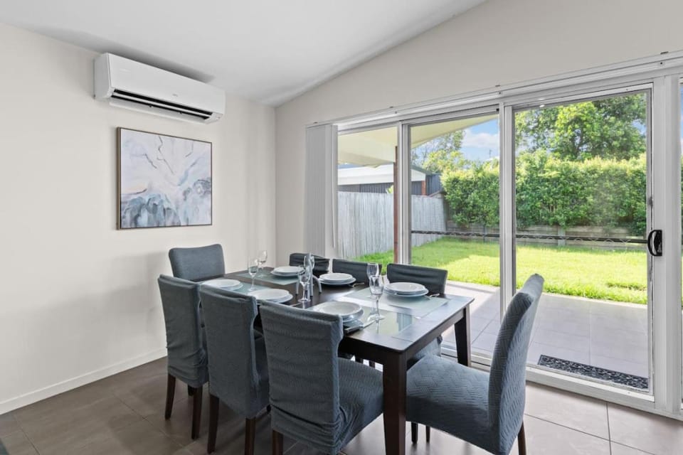 Charming 4Bedroom Home Near Train Station and Beaches House in Brisbane