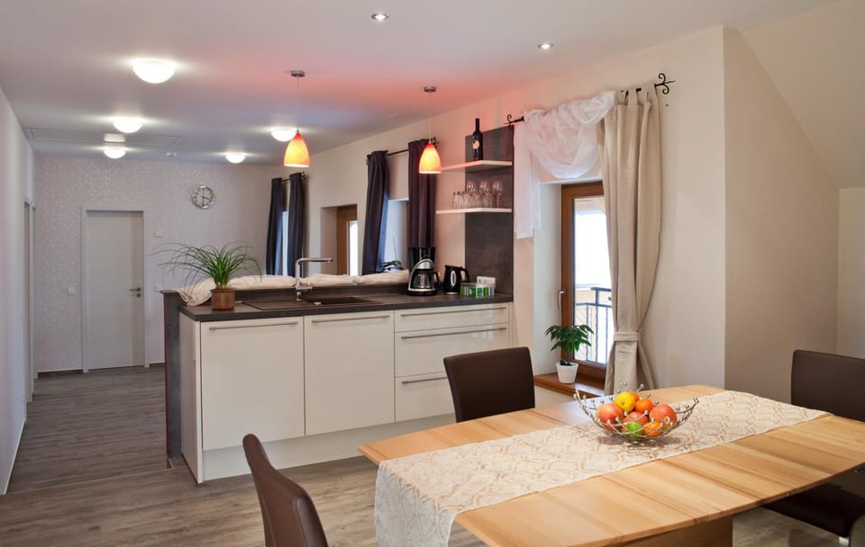 Kitchen or kitchenette, Food and drinks, Dining area, Food
