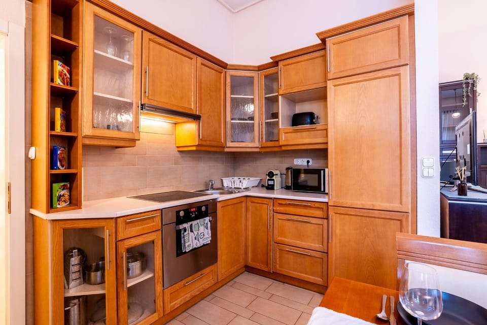 Coffee/tea facilities, Kitchen or kitchenette, oven, stove, toaster