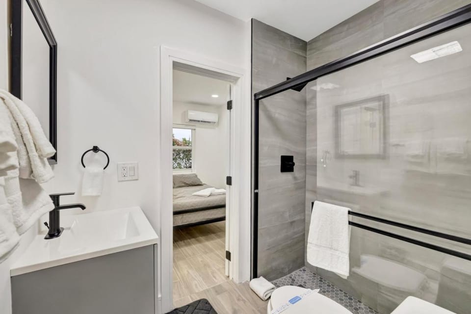 Shower, Toilet, Bathroom, towels
