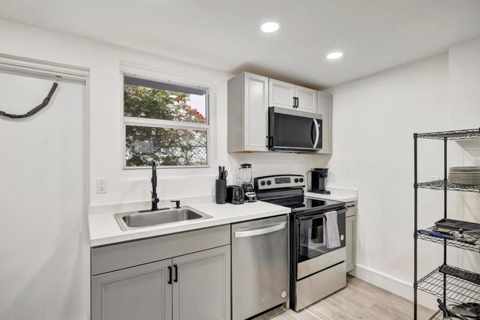 Coffee/tea facilities, Kitchen or kitchenette, dishwasher, oven, stove, toaster