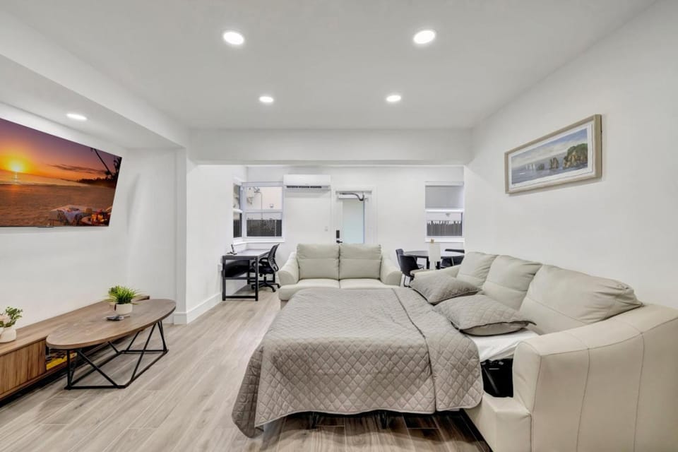 Bed, TV and multimedia, Living room