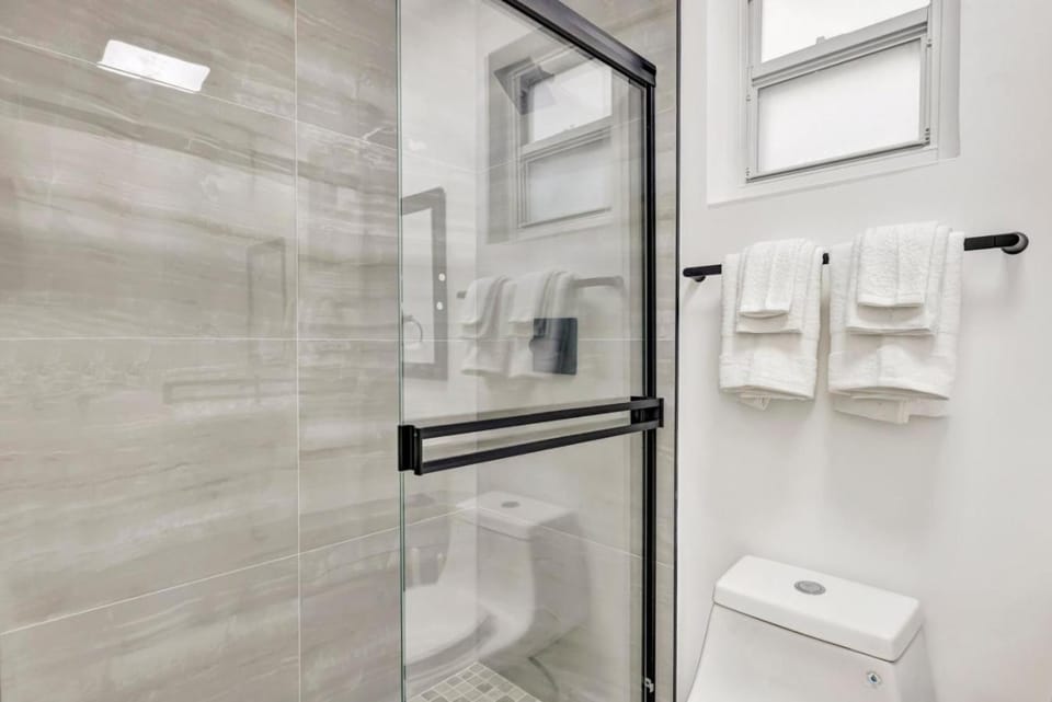 Shower, Toilet, Bathroom, towels