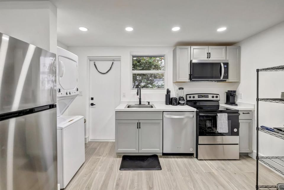 Banyan St 2BR 1BA off Las Olas- Steps to Beach unit 4 Apartment in Fort Lauderdale