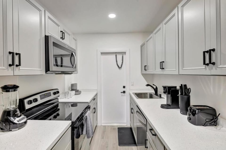 Coffee/tea facilities, Kitchen or kitchenette, dishwasher, oven, stove