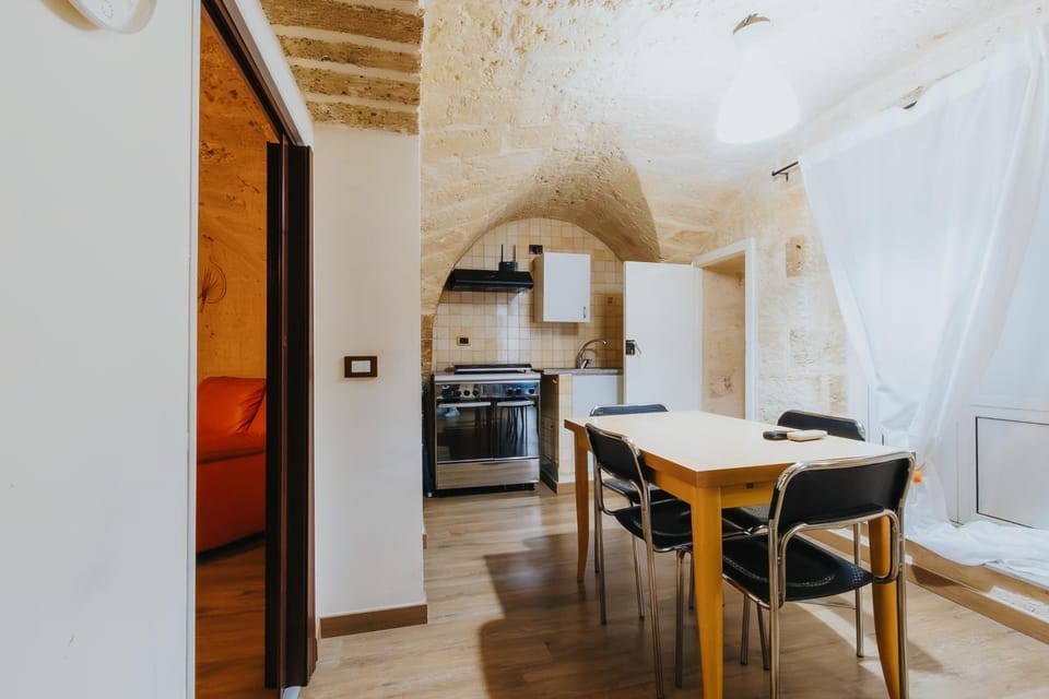 Kitchen or kitchenette, Dining area, oven, stove