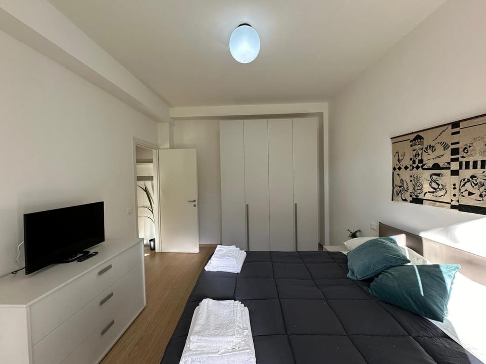Bed, TV and multimedia, Photo of the whole room, Evening entertainment, Bedroom, towels, wardrobe